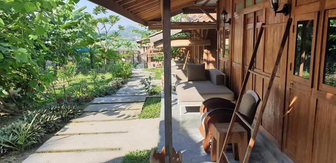 Villa Kayu ยอกยาการ์ตา ภายนอก รูปภาพ